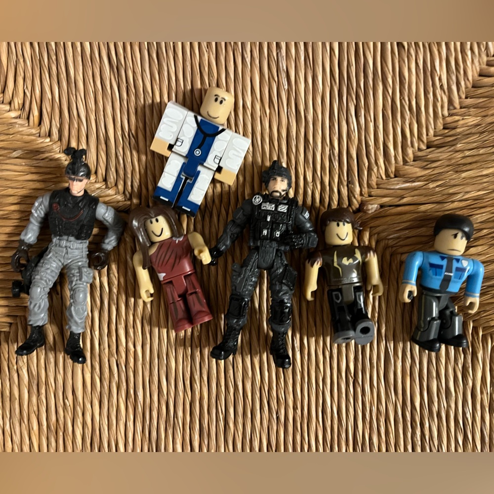 Roblox Lot characters plus bonus military action figure characters